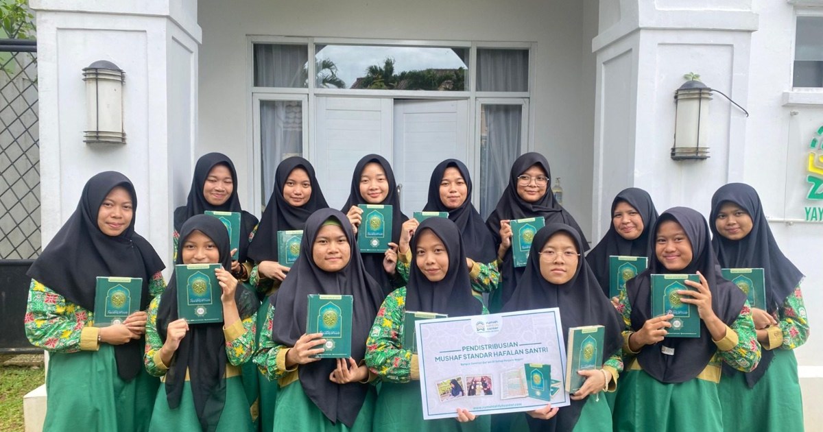 Santri putri Rumah Tahfizh Center memegang mushaf Al-Qur'an untuk hafalan