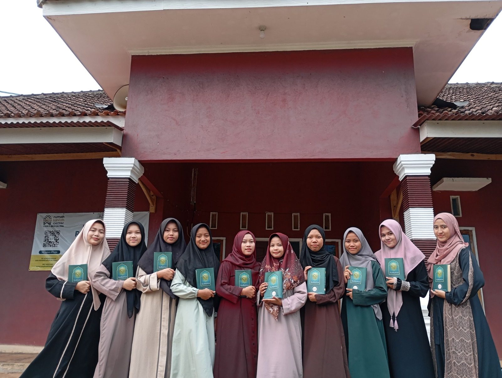 Guru tahfizh membimbing majelis santri saat setoran hafalan
